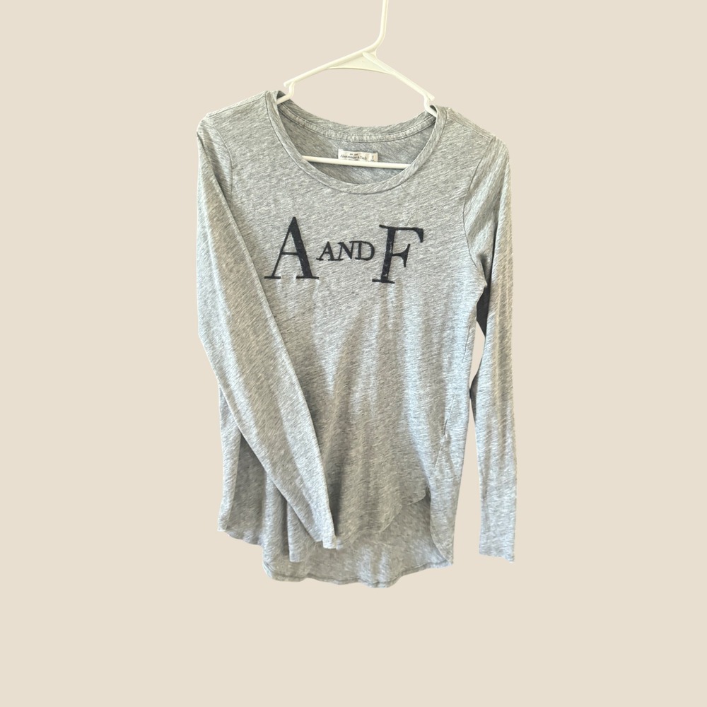 Abercrombie & Fitch Gray Long Sleeve Graphic‎ Tee Scoop Neck Curved Hem Small